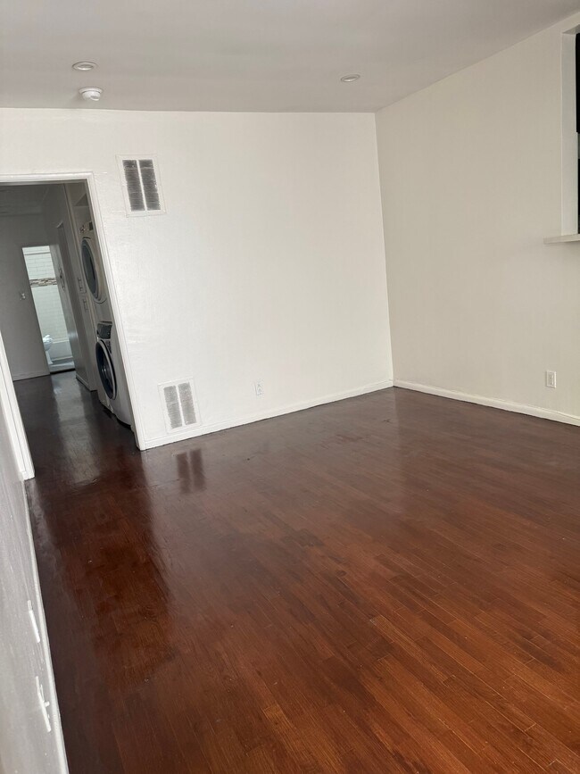 Foto del edificio - 1231 N Formosa Ave