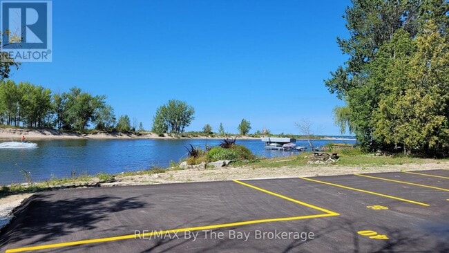 Photo du bâtiment - 280-280 River Rd E