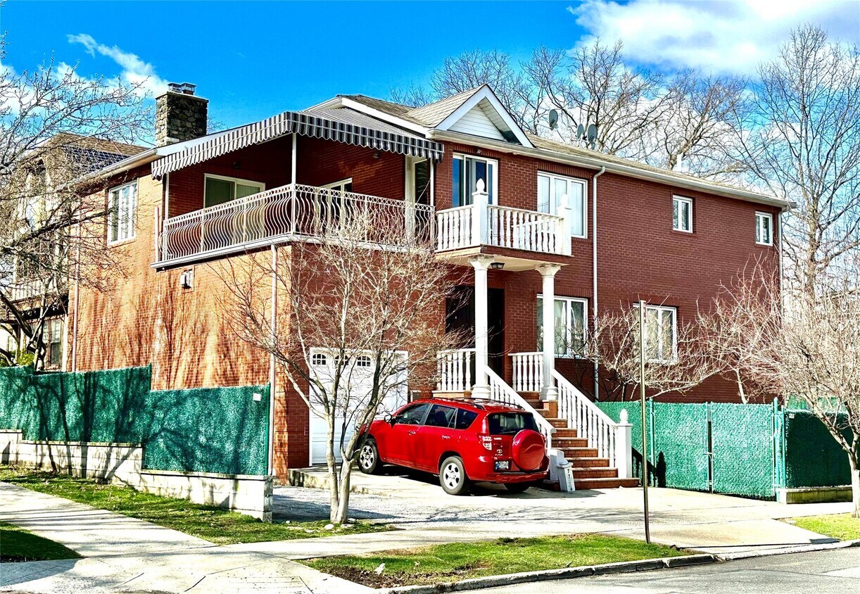 Foto principal - 77-16 Kew Forest Ln