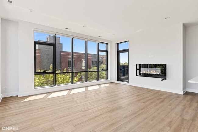 Building Photo - 3204 N Lawndale Ave