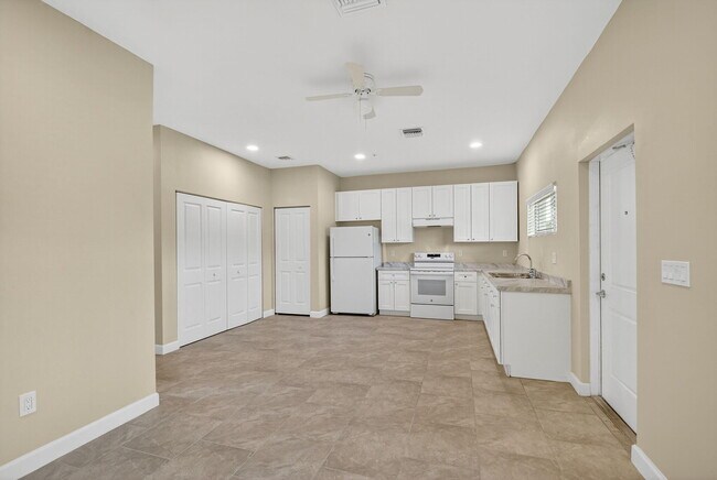 Building Photo - 4953 Serafica Dr