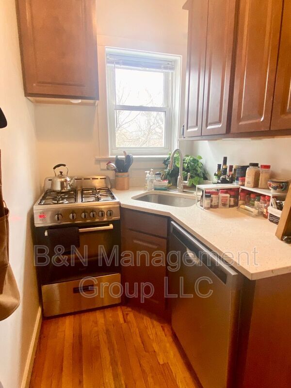 Building Photo - 1063 W Dakin St