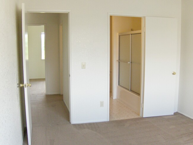 Bedroom 2 with En Suite Bathroom - Desert Rose Apartments