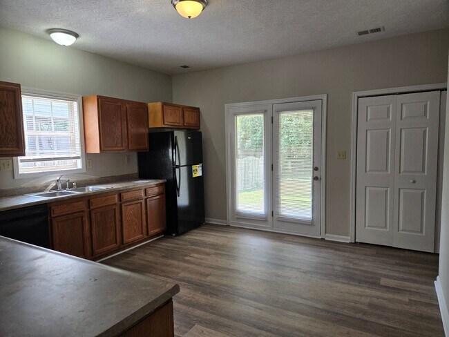 Building Photo - Hamburg Area 2 Story - 4 Bedrooms         ...