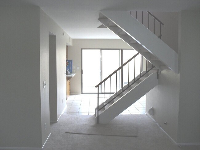 Building Photo - Spacious Two Story Townhome