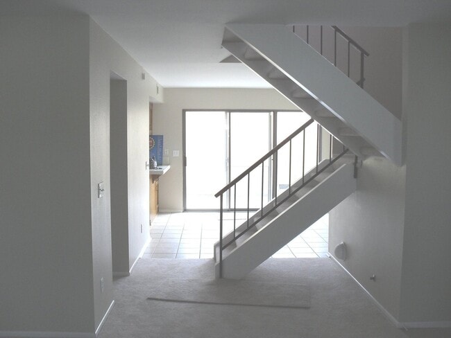 Foto del edificio - Spacious Two Story Townhome