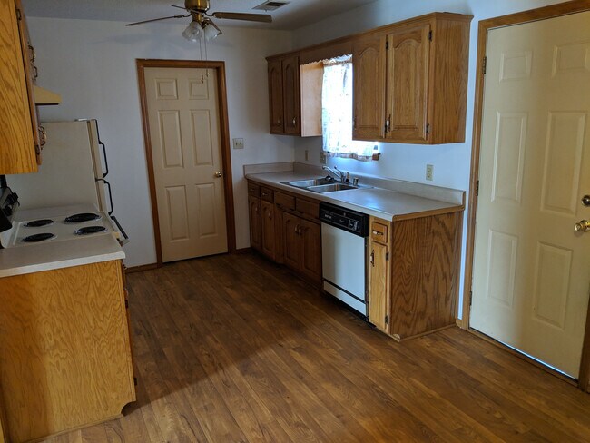 Foto del edificio - Super Cute Three Bedroom Two Bathroom Home!