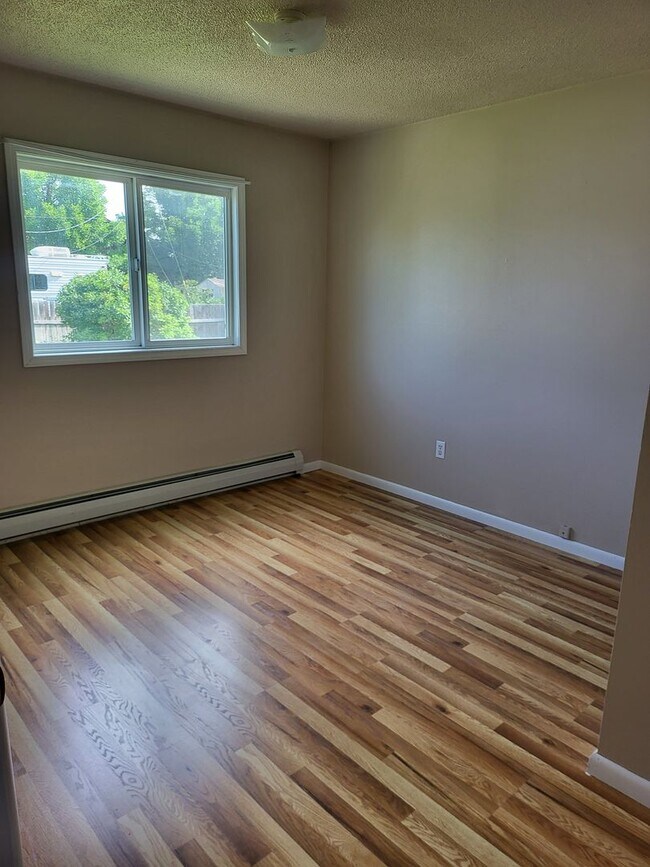Building Photo - 1/2 Off First Month's rent at lease signin...