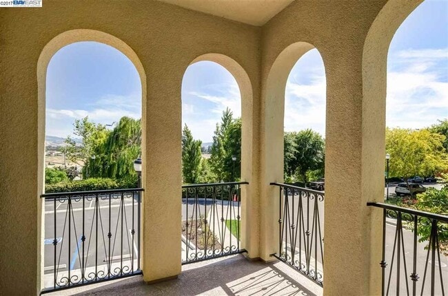 Building Photo - Executive 2 Bed + Den | 2 Bath | 1,718 Sq....