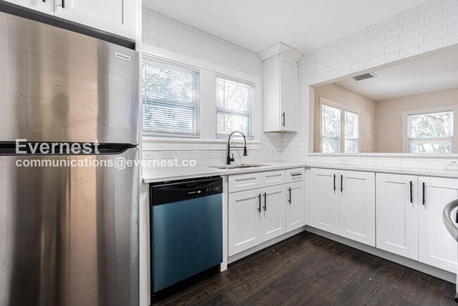 Building Photo - 3 Bed/2 Bath Home with Fenced Yard & Off-Street Parking / Pet-Friendly / Coming Soon!