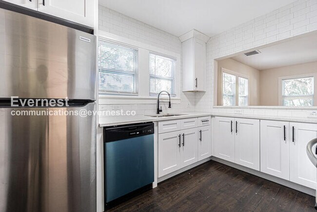 Foto del edificio - 3 Bed/2 Bath Home with Fenced Yard & Off-Street Parking / Pet-Friendly / Coming Soon!