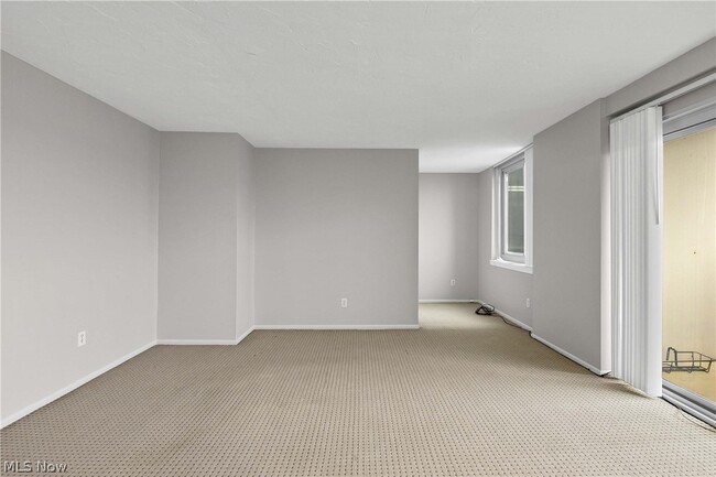 Foto del edificio - 12900 Lake Ave