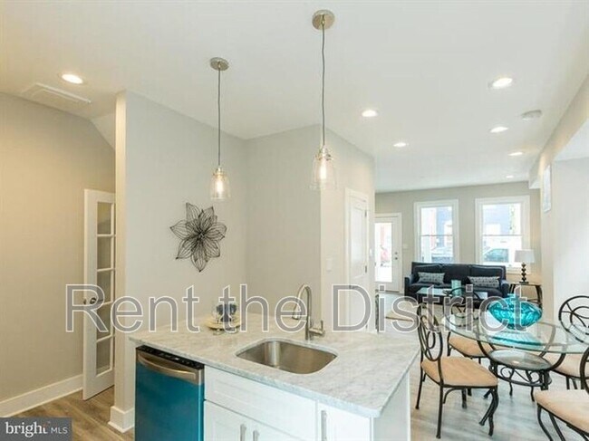 Foto del edificio - 604 Roxboro Pl NW