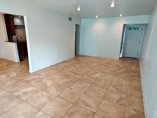 Building Photo - 920 Aragon Ave