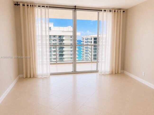 Foto del edificio - 5600 Collins Ave