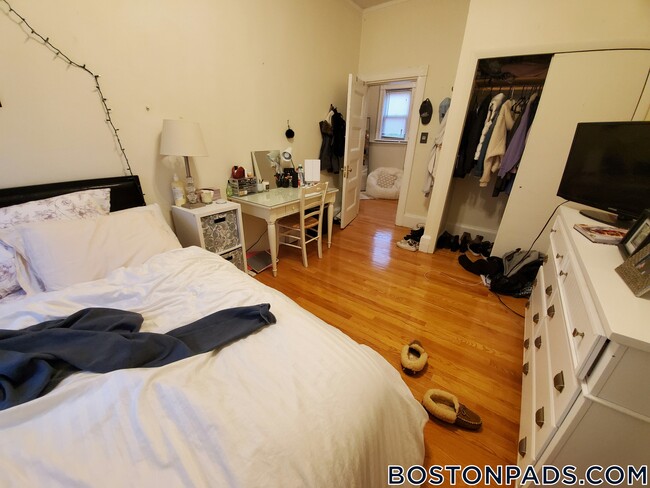 Foto del edificio - 43 Bay State Rd