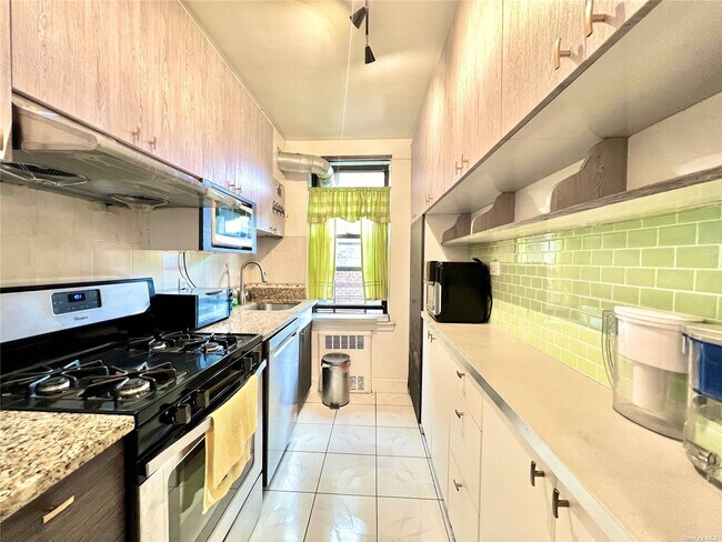 Foto del edificio - 65-30 108th St