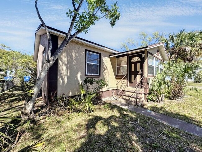 Building Photo - Charming 2-Bedroom Home in St. Petersburg'...