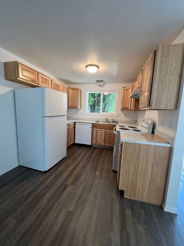 Building Photo - Newly Renovated - 2 Bedroom, 1 Bathroom - ...