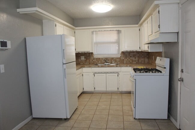 Building Photo - Attached & Detached Garages