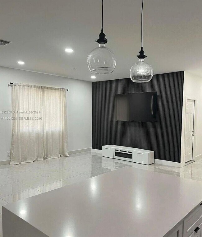 Foto del edificio - 655 NW 24th Ave