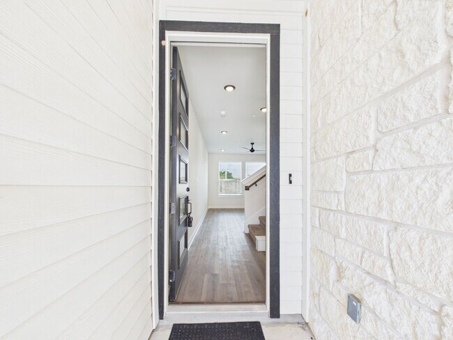 Building Photo - Great Townhouse with private yard