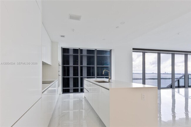 Foto del edificio - 700 NE 24th St