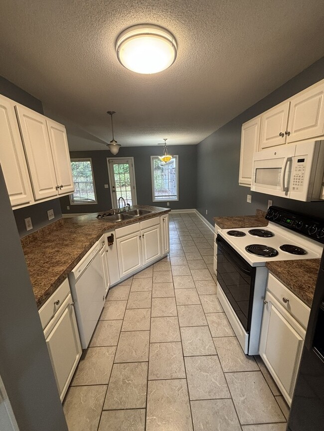 Building Photo - 864 Burnside Dr