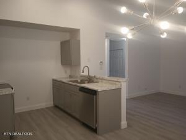 Building Photo - Knoxville 37931 - 2 bed 2 bath - contact J...