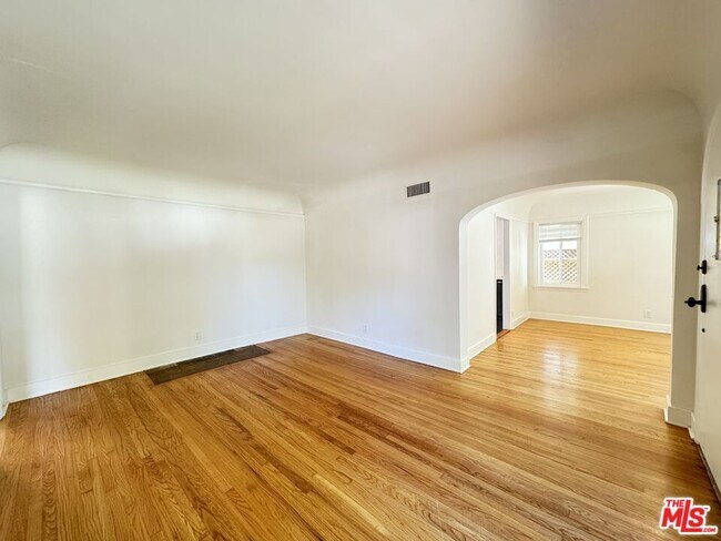 Building Photo - 2039 Kelton Ave