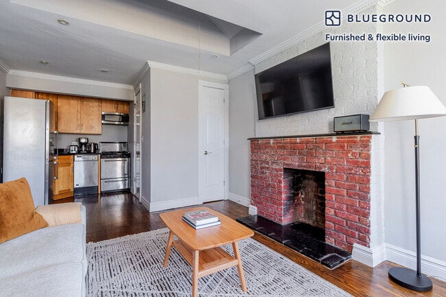 Building Photo - 562 Hudson St