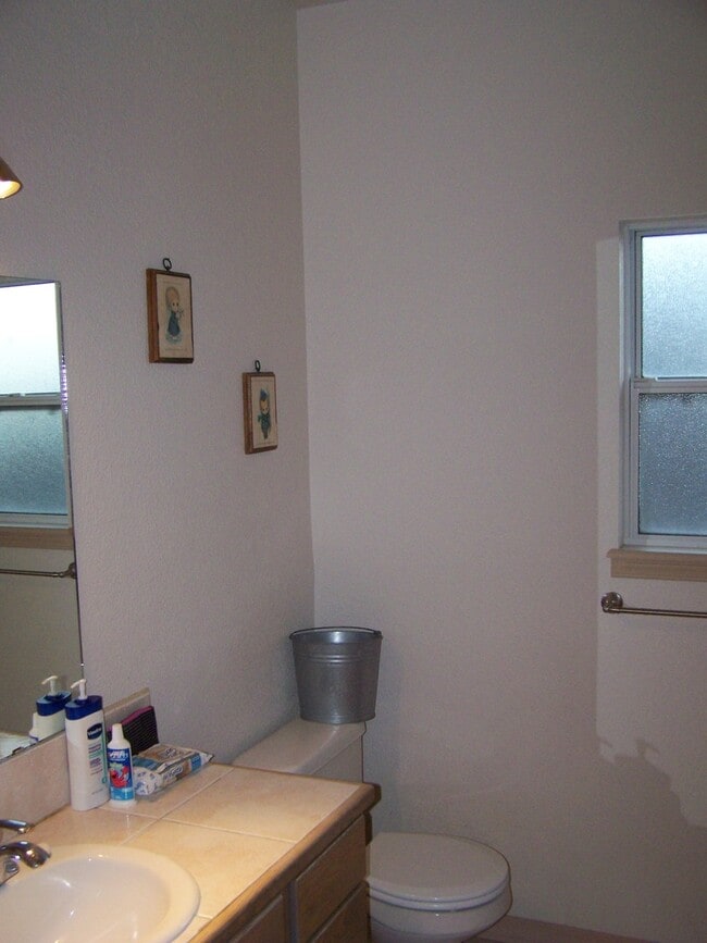 Building Photo - Beautiful 4 Bedroom / 2 Bath Home Ready fo...