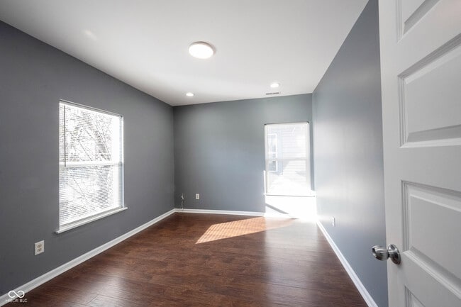 Foto del edificio - 3157 E Washington St