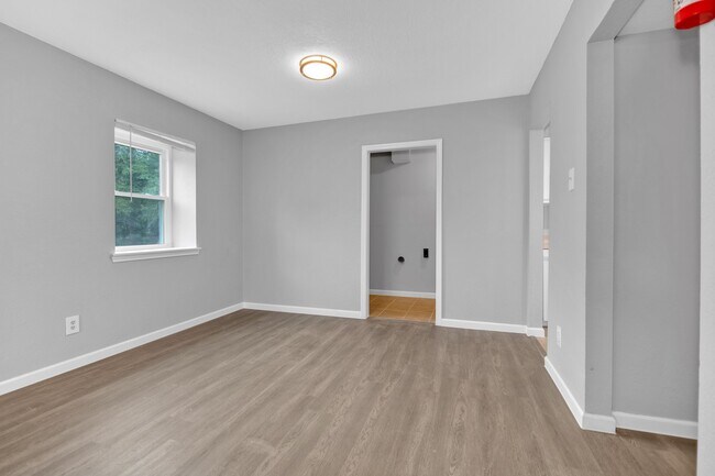 Building Photo - 521 Spring Dr