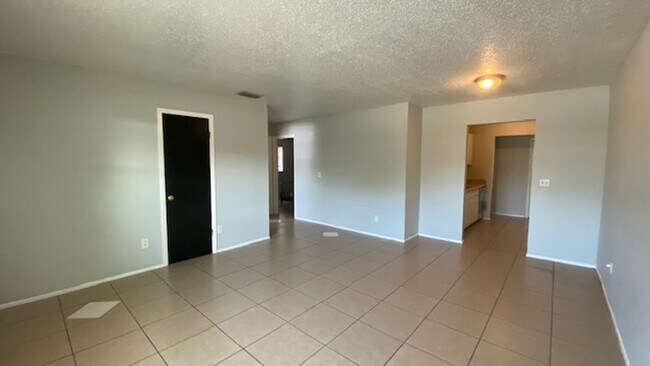 Building Photo - Nicely Remodeled & Updated 2 Bedroom 2 Bat...