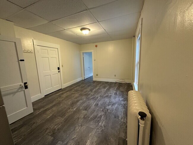 Foto del edificio - Newly Remodeled 1-BR Apartment with Off-Street Parking & Extra Storage!