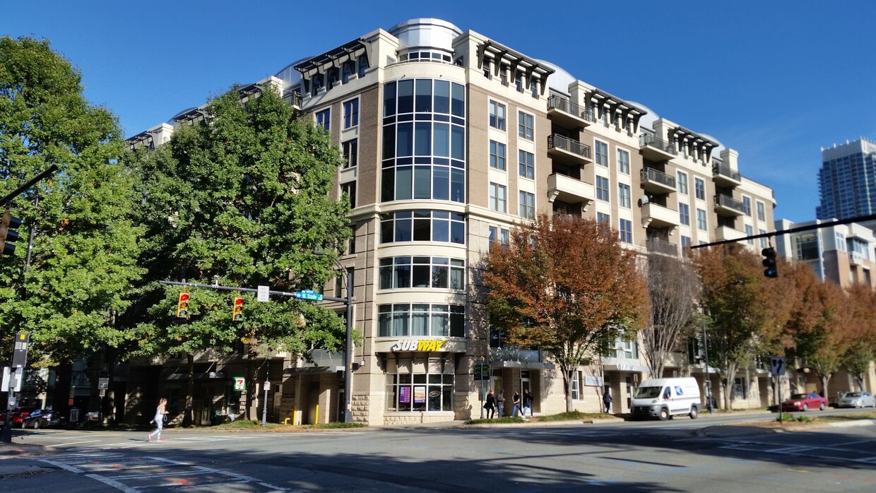 Foto principal - Delightful 2 Bedroom 2 Bath Condo Downtown...