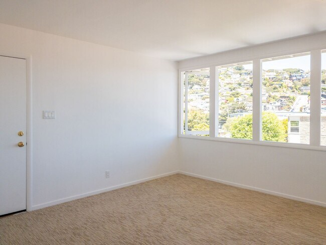 Building Photo - Stunning Bay Views 2BR/1BA Flat w/Small Office and Bay Views!! Pets!! Parking! -PROGRESSIVE