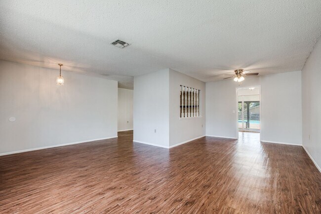 Foto del edificio - 4 Bedroom 2 Bath Cimarron Subdivision