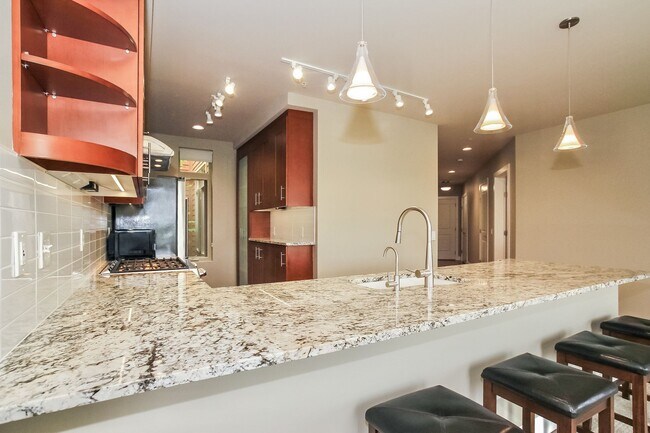 Foto del edificio - Newer 2 bed 2 bath Edmonds Condo, $4000/mo.