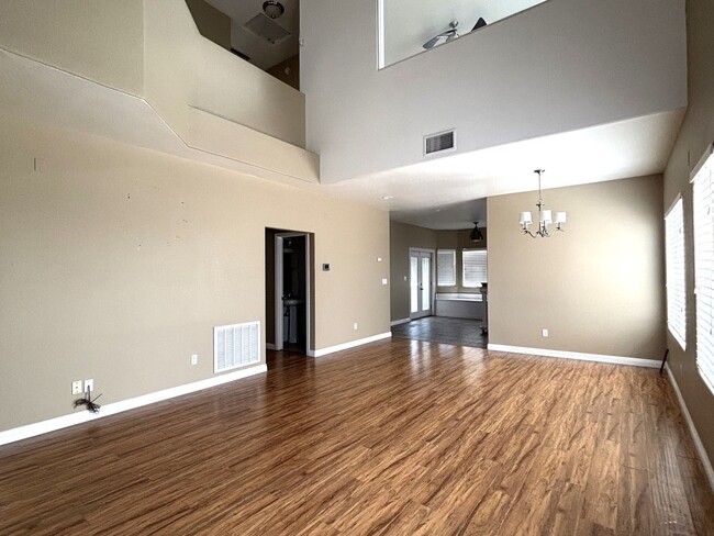 Building Photo - Huge 4 Bedroom Available Now!!!