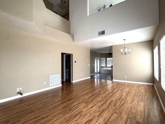 Foto del edificio - Huge 4 Bedroom Available Now!!!