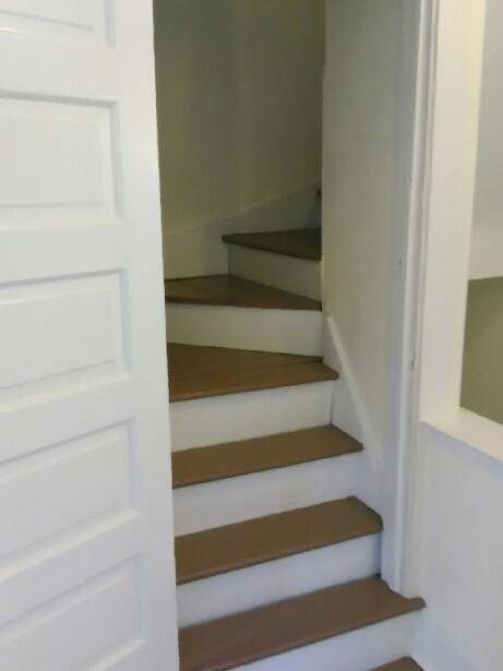 Escaleras que dan a la cocina - 1266 West 112th Street