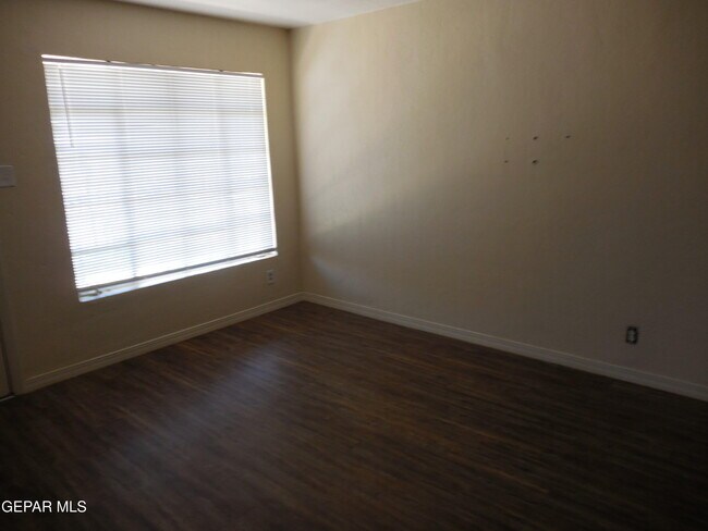 Foto del edificio - 701 W Yandell Dr