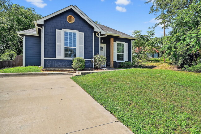 Building Photo - 320 W Bond St