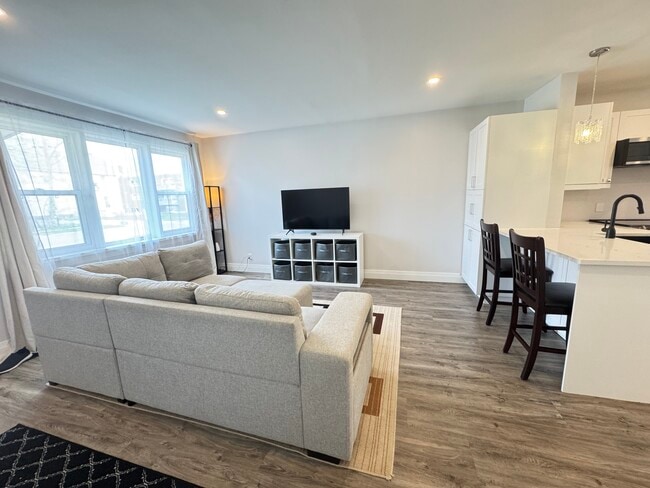 Building Photo - Main level-74 Peel St Barrie Ontario L4M 3L4