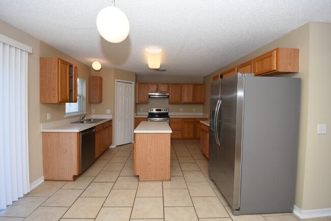 Building Photo - 27 Riverdale Ln