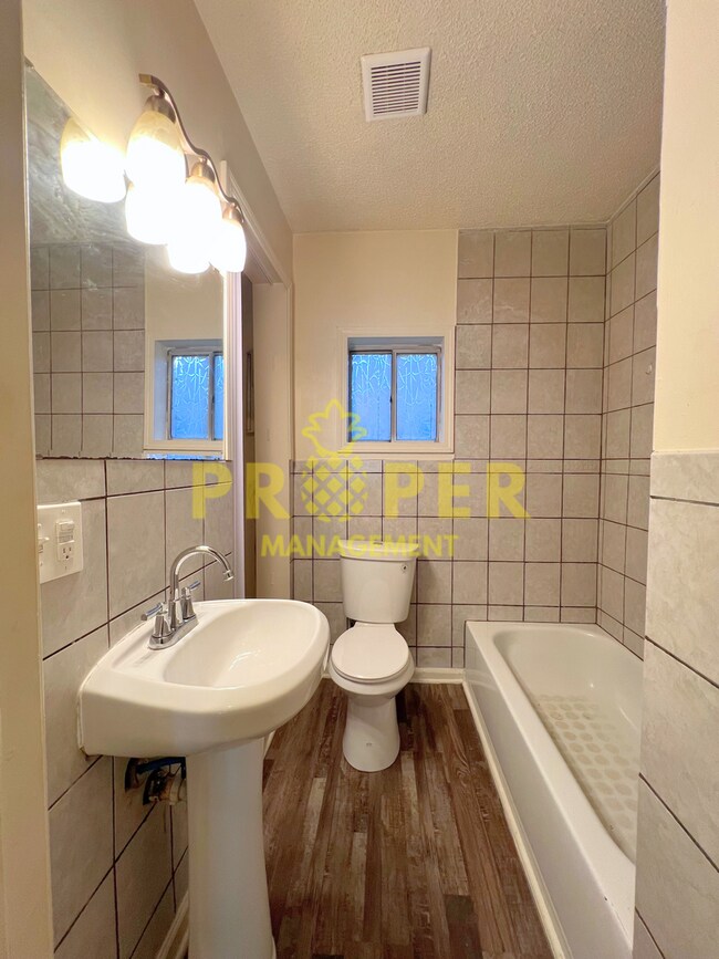Foto del edificio - 3 bedrooms 1 bathrooms house for rent
