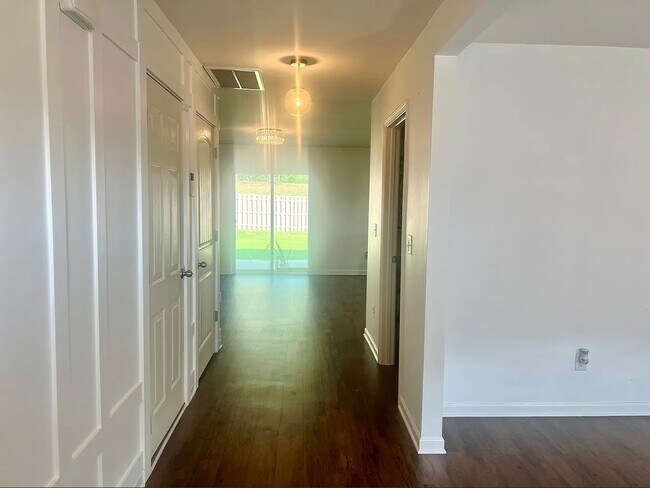 Foto del edificio - 4599 Woodford Cir