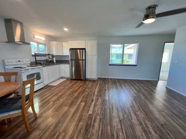 Building Photo - Available December 1st - Two bedroom 1 bat...